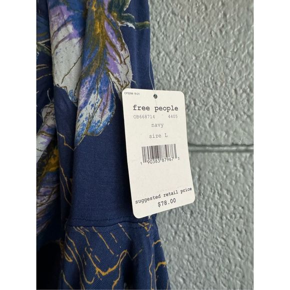 NWT Women’s Free People Printed Blue Bell Sleeve Birds of Paradise Top size L - Picture 4 of 4